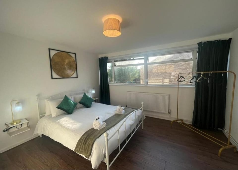 Spacious Townhouse House in Croydon