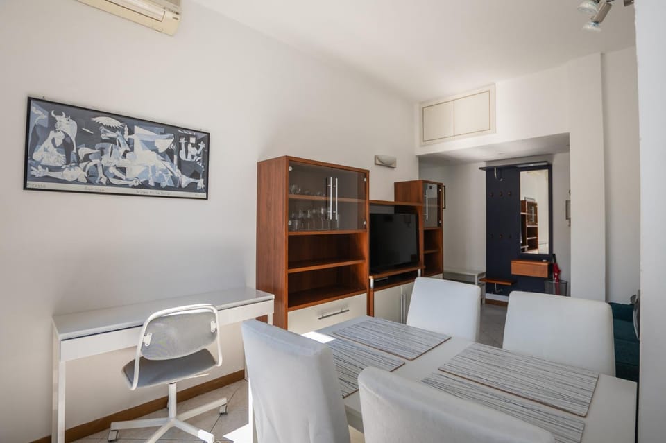 TV and multimedia, Kitchen or kitchenette, Photo of the whole room, Seating area, Dining area