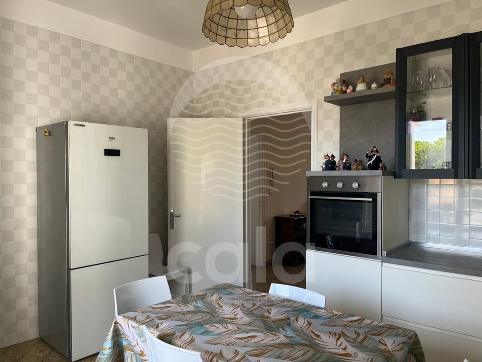 Kitchen or kitchenette, Dining area, oven, stove