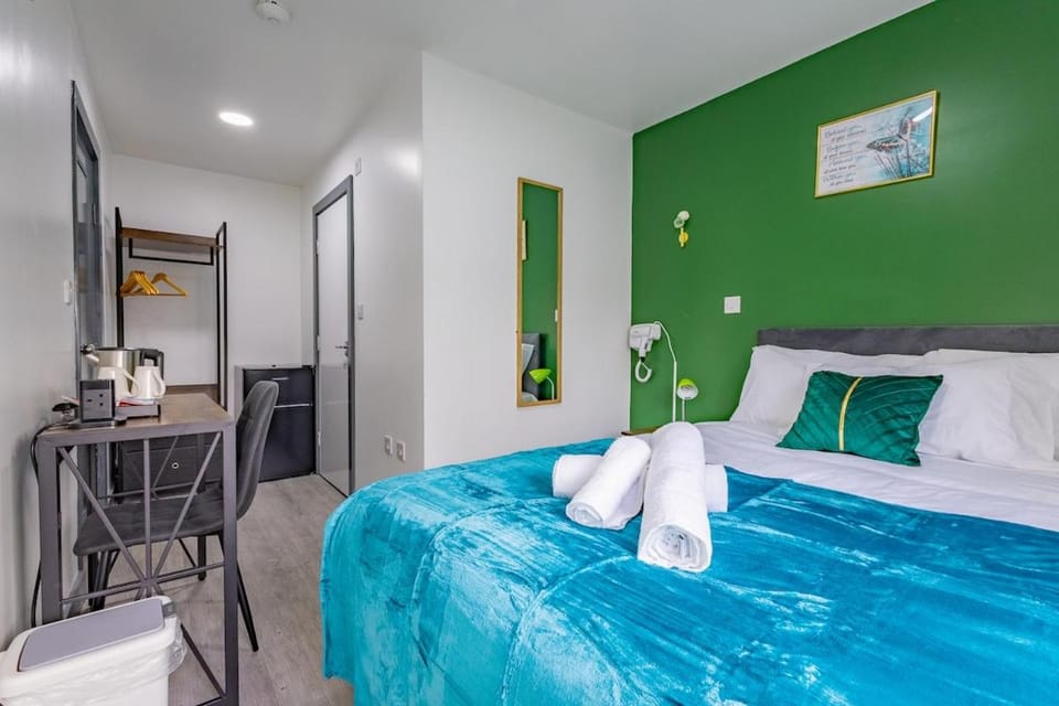 Premium Serviced Accommodation Nottingham, 4 Bedrooms, 5 Beds, 4 Bathrooms, Sleeps 7 House in Nottingham