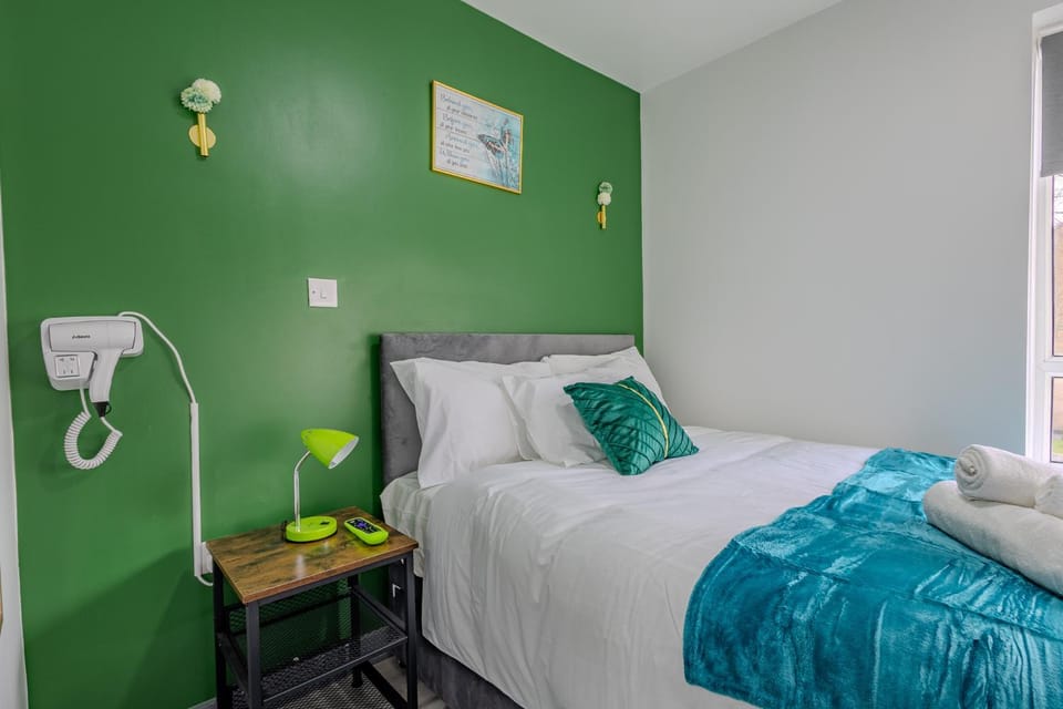 Premium Serviced Accommodation Nottingham, 4 Bedrooms, 5 Beds, 4 Bathrooms, Sleeps 7 House in Nottingham