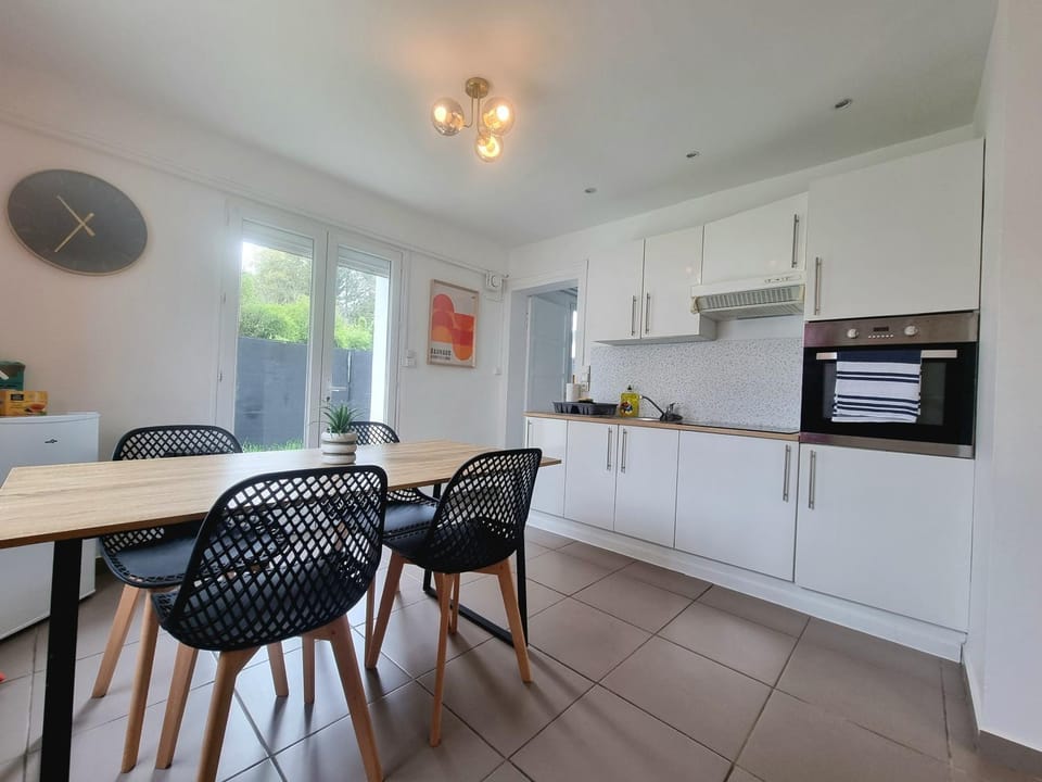 Kitchen or kitchenette, Dining area, oven, stove, toaster