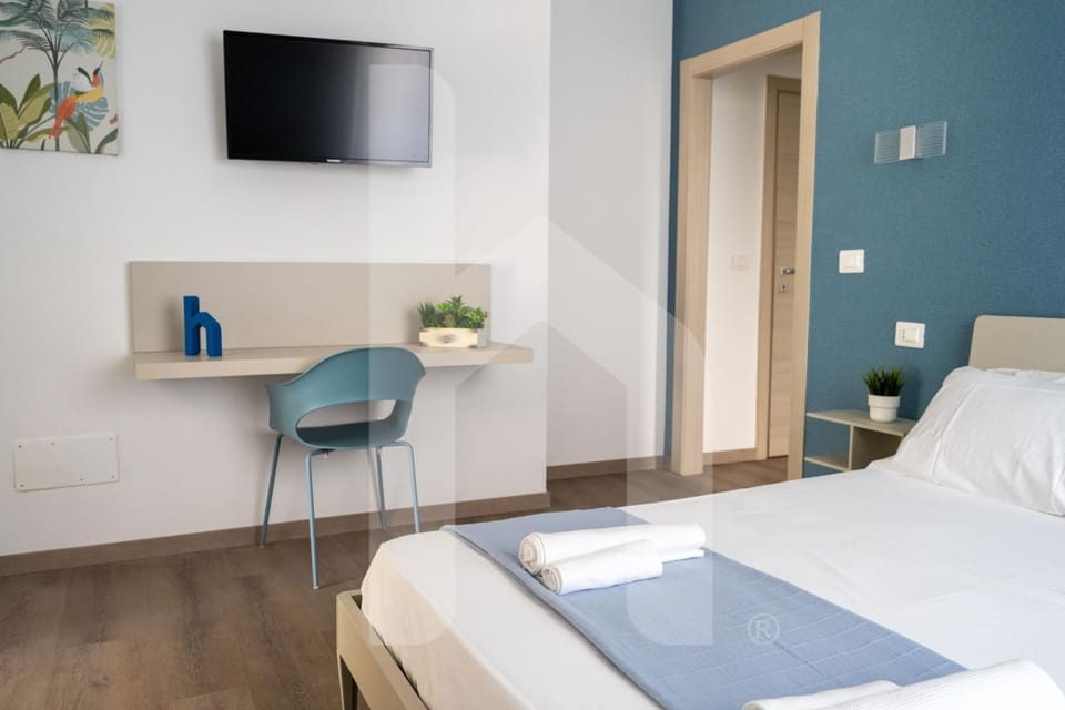 Bed, TV and multimedia, Photo of the whole room, Bedroom, towels