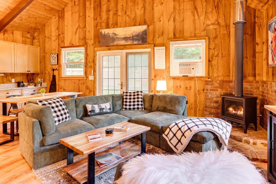 2 Mi to Conway: Cozy Cabin w/ Grill & Yard! Cabin in Conway