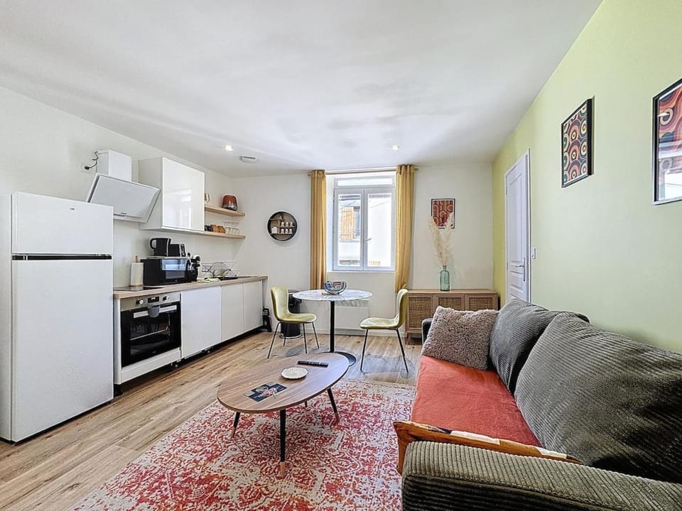 Séjour en groupe Immeuble 10 pers, Aulnat Apartment in Clermont-Ferrand