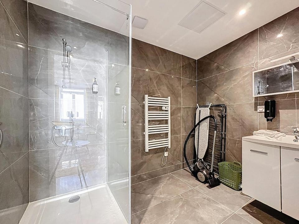 Séjour en groupe Immeuble 10 pers, Aulnat Apartment in Clermont-Ferrand
