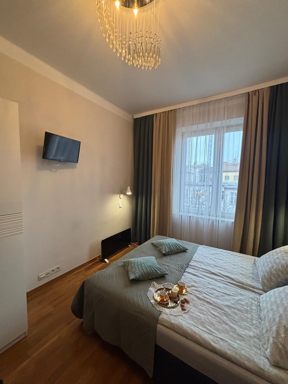 Bed, TV and multimedia, Bedroom