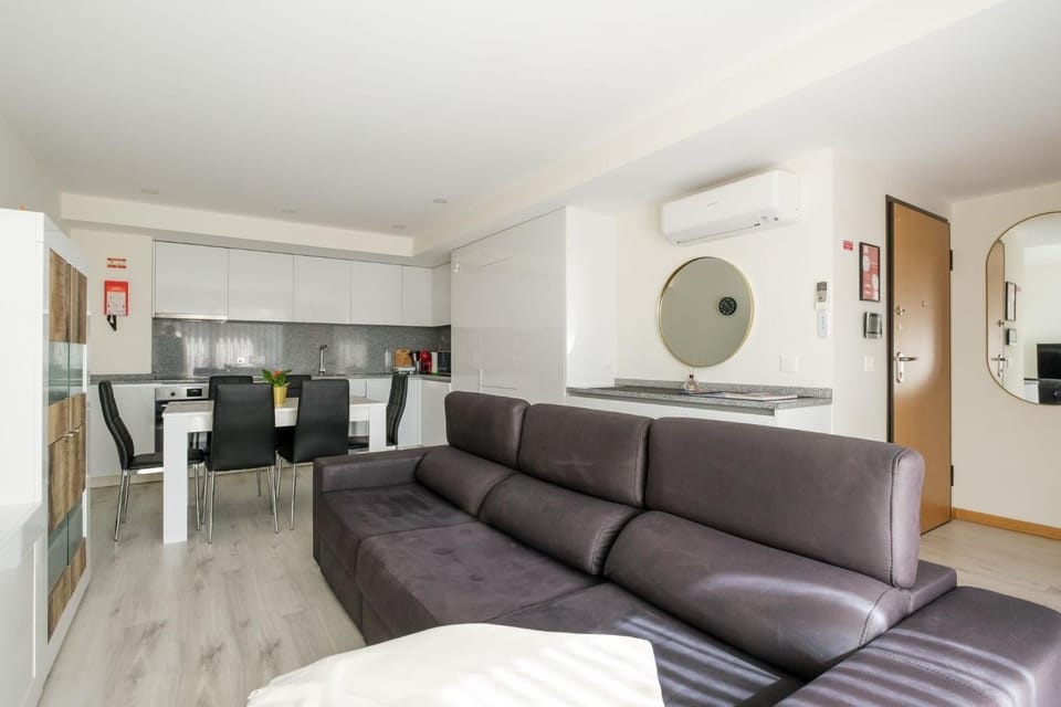 TV and multimedia, Kitchen or kitchenette, Living room, Seating area, Dining area