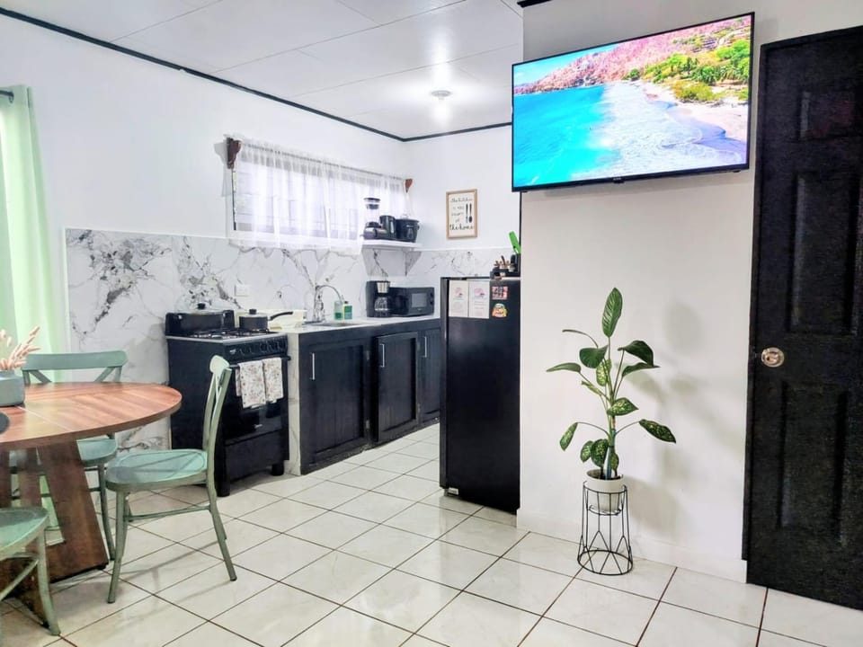 TV and multimedia, Kitchen or kitchenette, Dining area, Food, microwave, oven