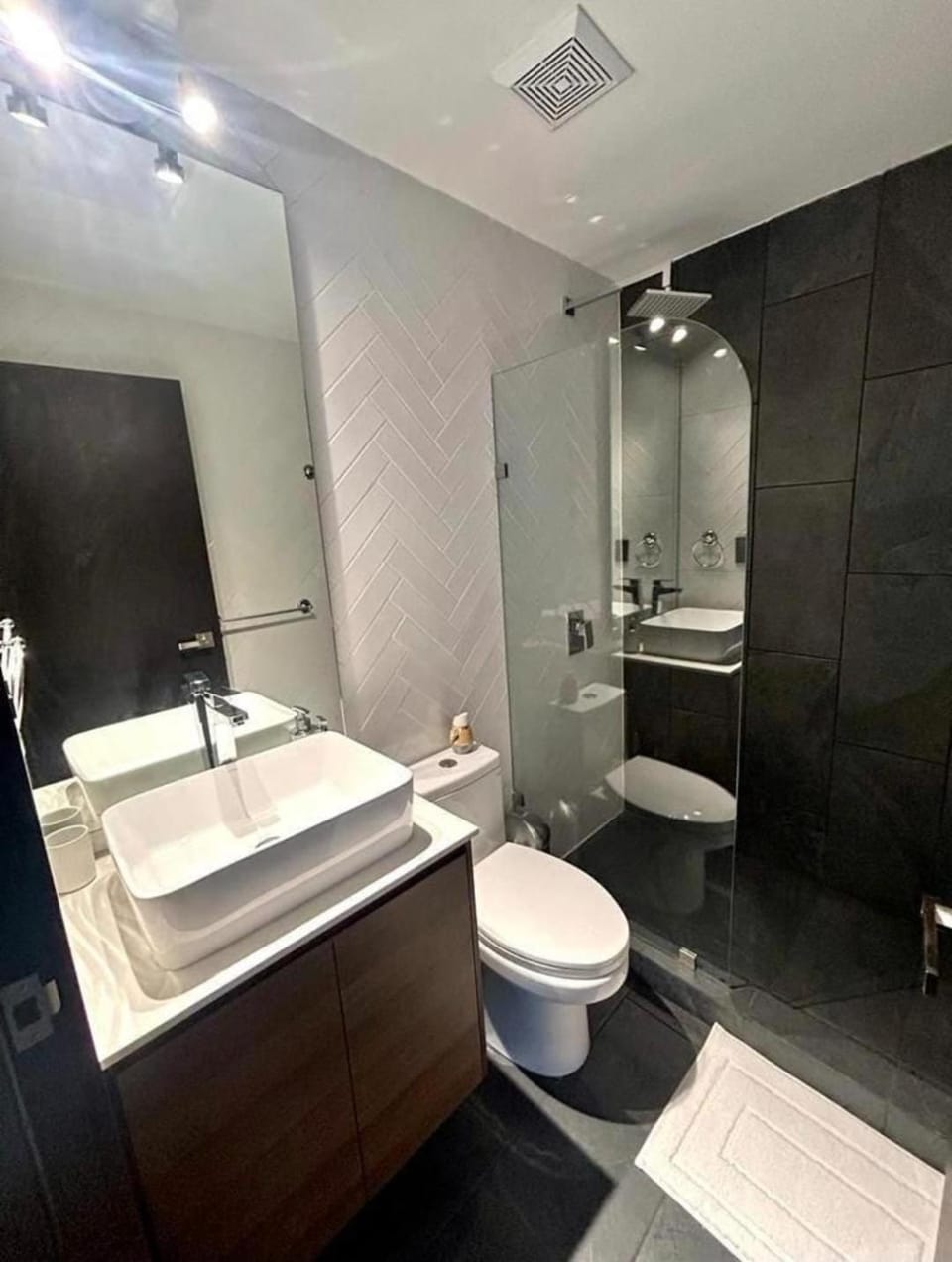 Shower, Toilet, Bathroom, towels