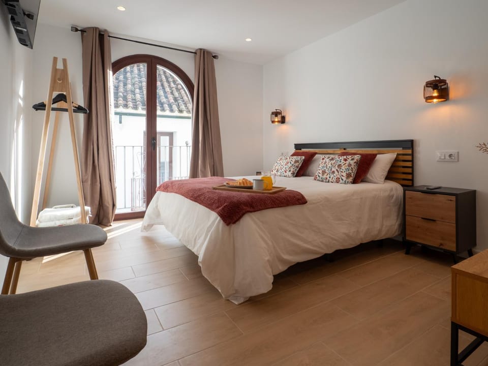 Bed, TV and multimedia, Photo of the whole room, Bedroom
