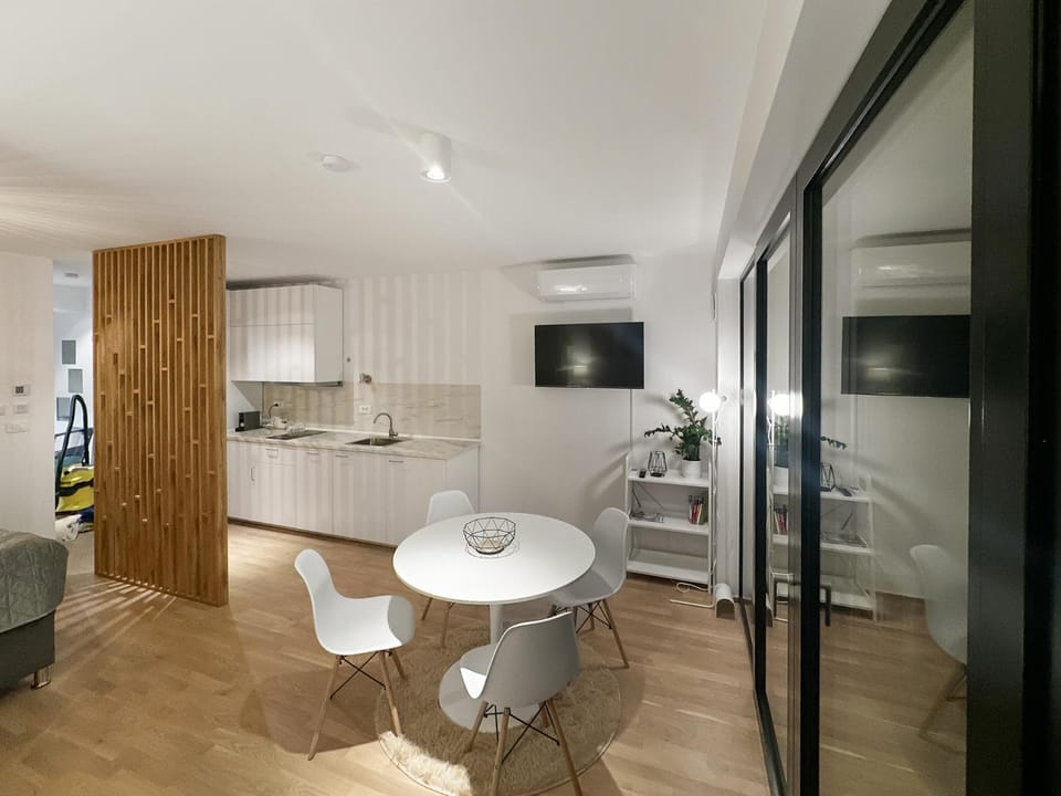 TV and multimedia, Kitchen or kitchenette, Living room, Seating area, Dining area