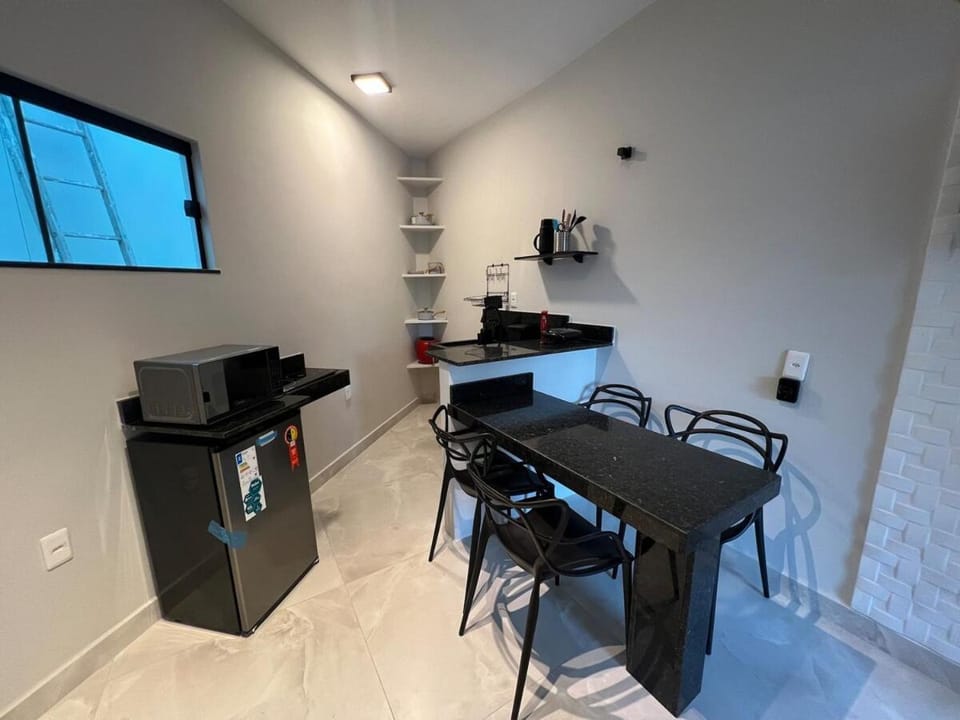 Kitchen or kitchenette, Dining area, minibar
