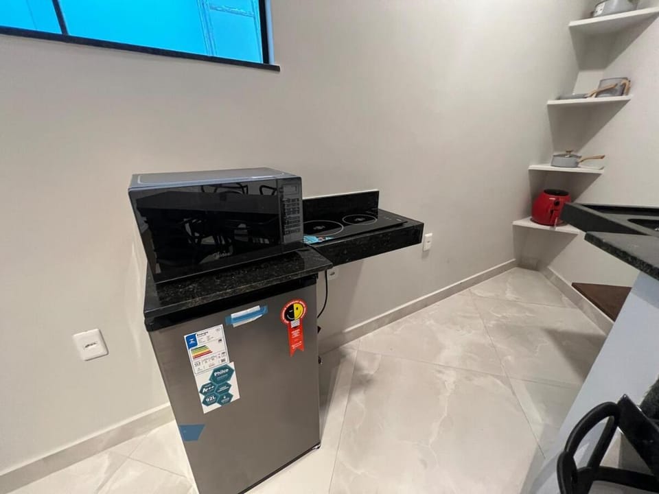 Kitchen or kitchenette, minibar
