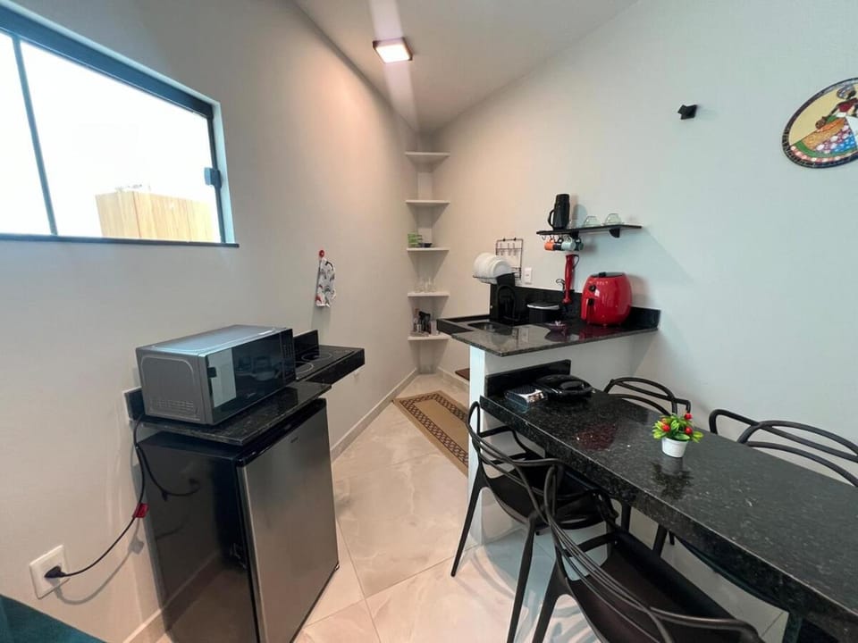 Kitchen or kitchenette, Dining area, minibar