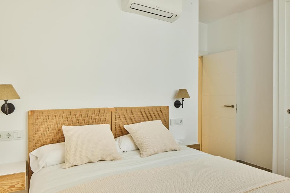 Bedroom, wardrobe, air conditioner