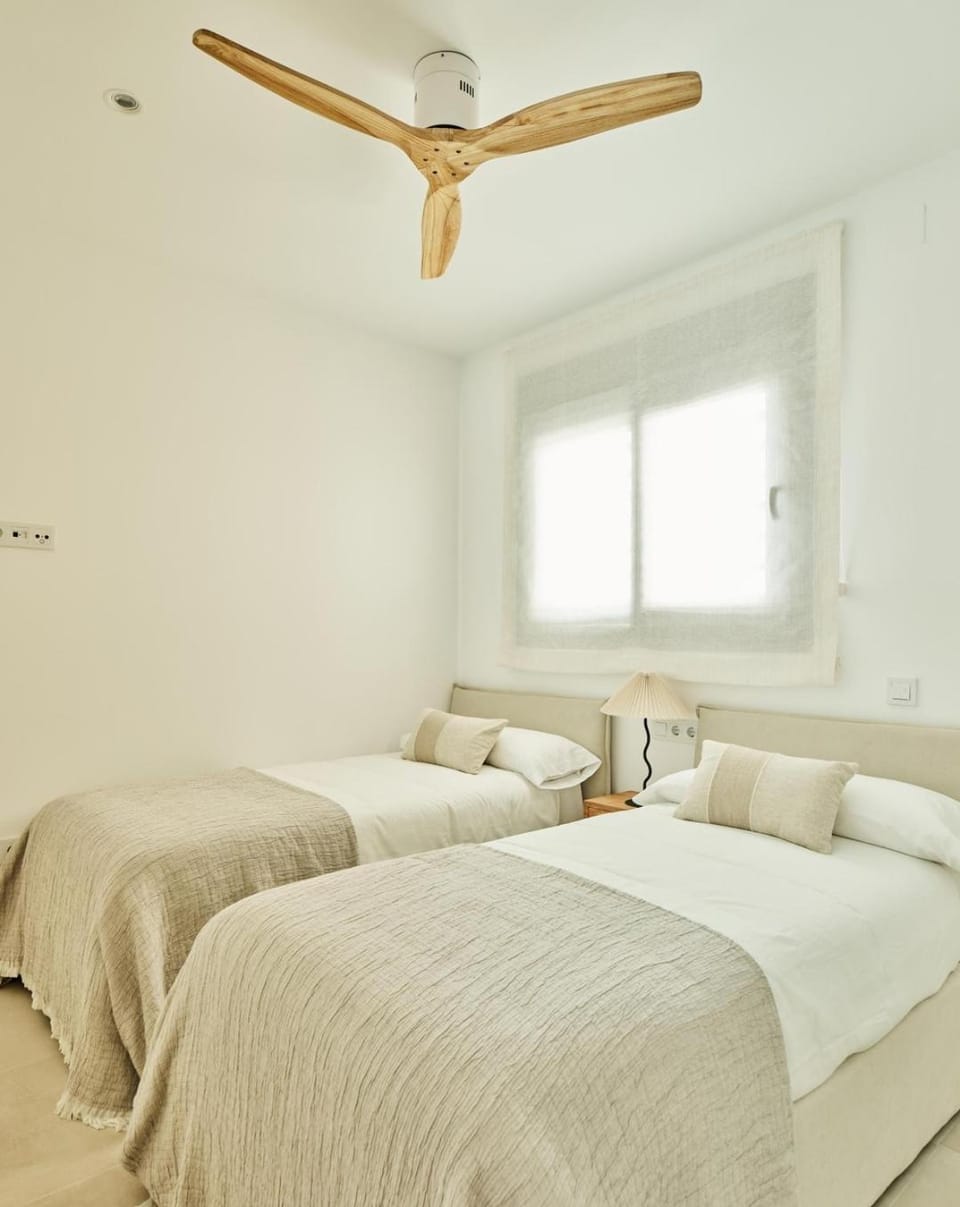 Bed, Photo of the whole room, Bedroom, air conditioner
