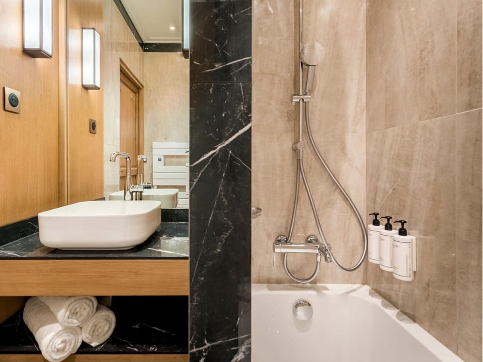 Bathroom, Bath, towels
