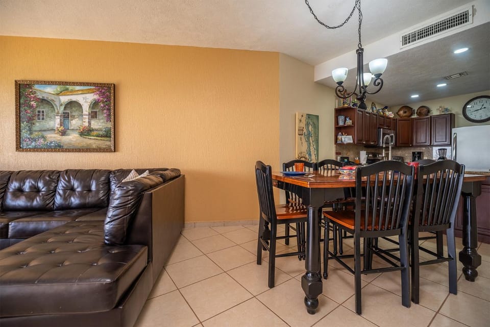 Kitchen or kitchenette, Living room, Seating area, Dining area