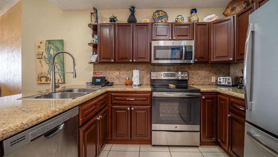 Coffee/tea facilities, Kitchen or kitchenette, dishwasher, oven, stove, kitchen
