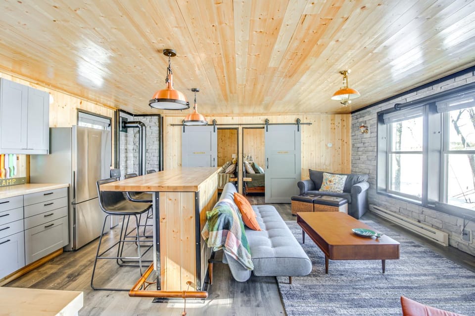 Lakefront Cabin on Lake Vermilion w/ Large Dock Cabin in Lake Vermilion
