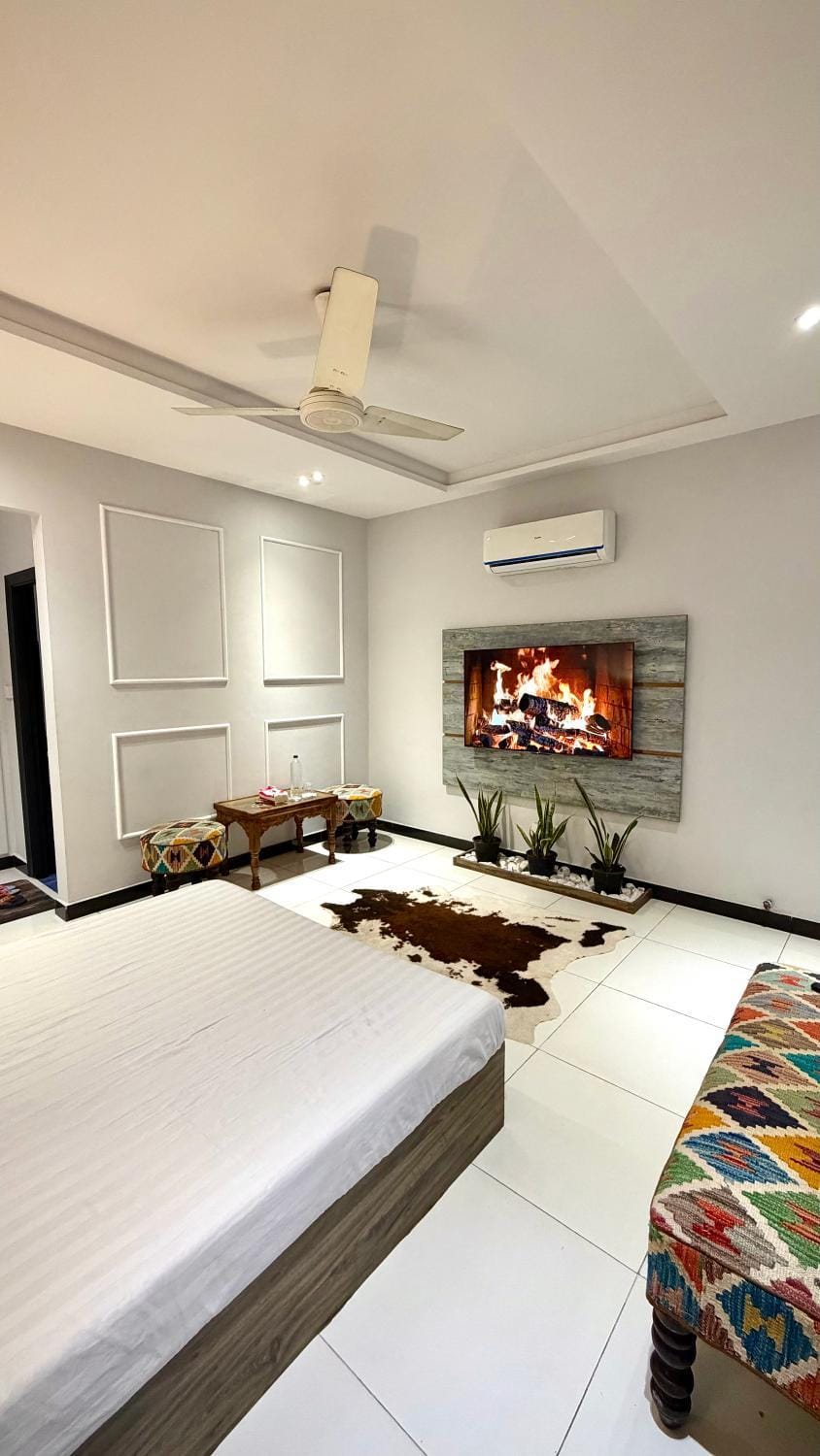 Bed, TV and multimedia, Photo of the whole room, Seating area, Bedroom, air conditioner
