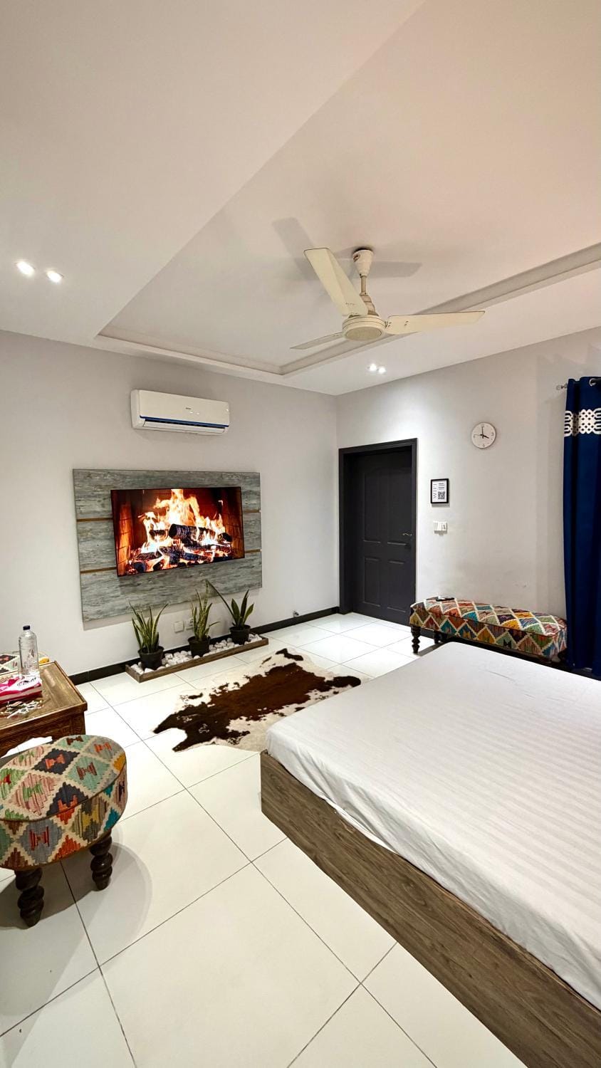 Bed, TV and multimedia, Photo of the whole room, Seating area, Bedroom, air conditioner