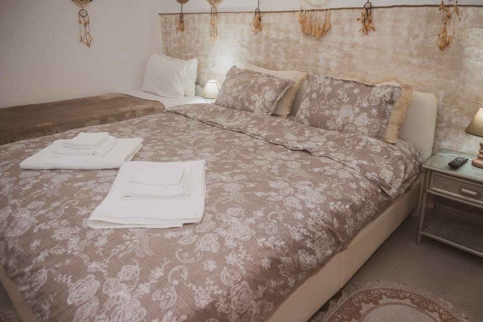 Bed, Photo of the whole room, Bedroom, towels, air conditioner
