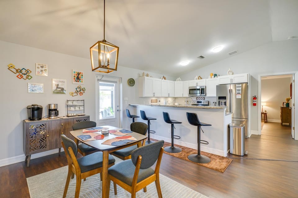 7 Mi to River District: Cape Coral Home w/ Lanai House in Cape Coral