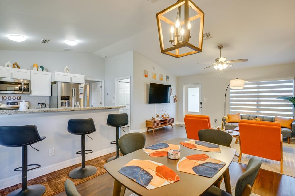 7 Mi to River District: Cape Coral Home w/ Lanai House in Cape Coral