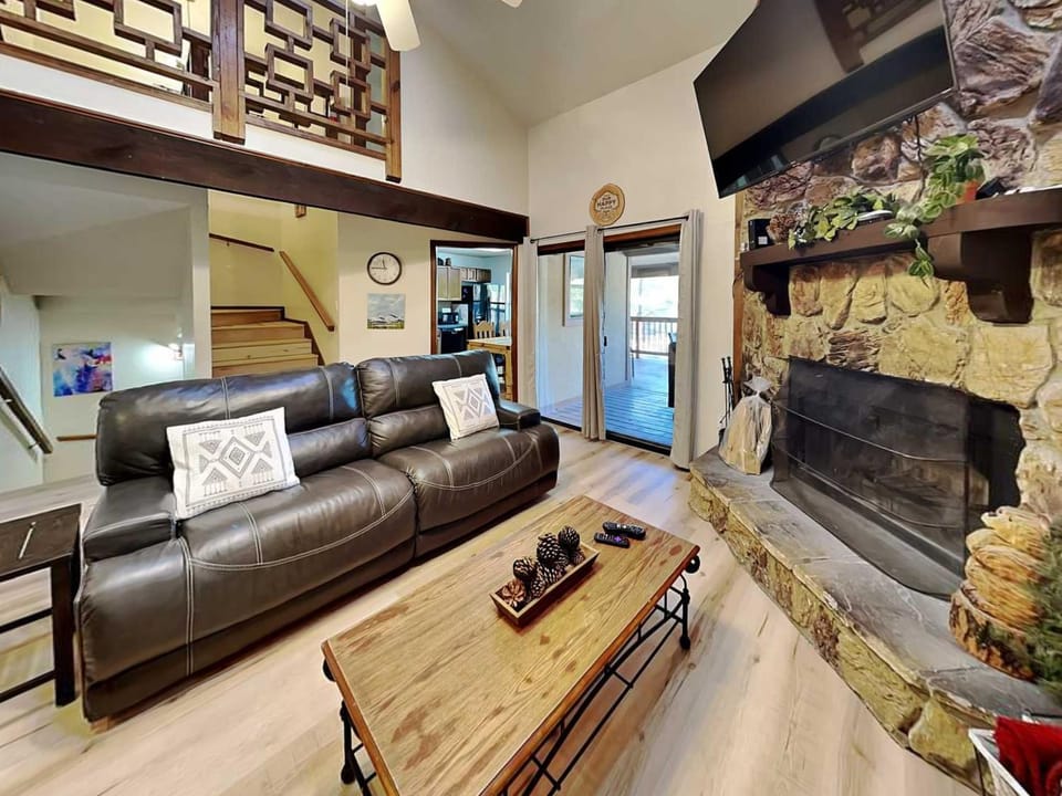 TV and multimedia, Living room, Seating area, fireplace, furniture