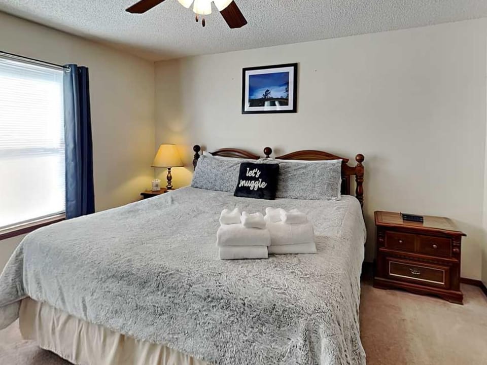 Bed, Day, Bedroom, furniture, towels