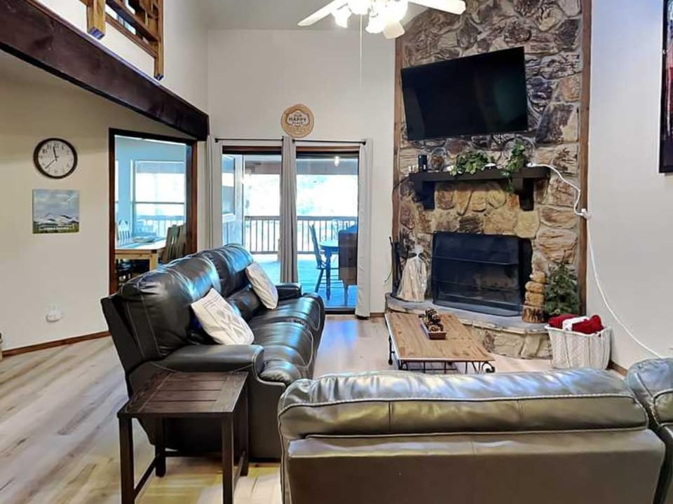 TV and multimedia, Balcony/Terrace, Living room, Seating area, Mountain view, fireplace, furniture