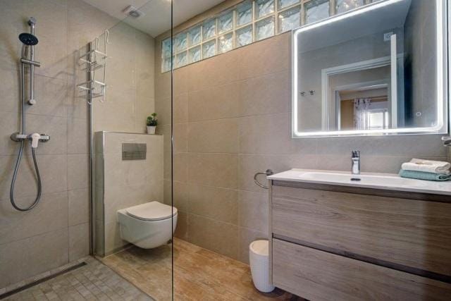 Shower, Toilet, Bathroom, towels