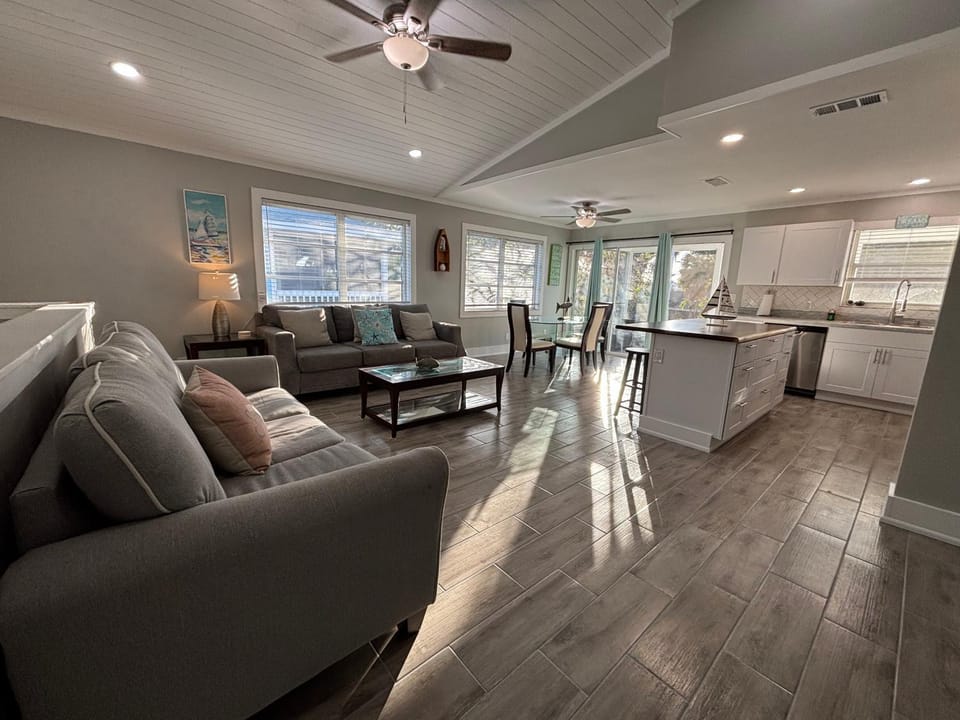 Kitchen or kitchenette, Living room, Seating area, Dining area, dishwasher, oven