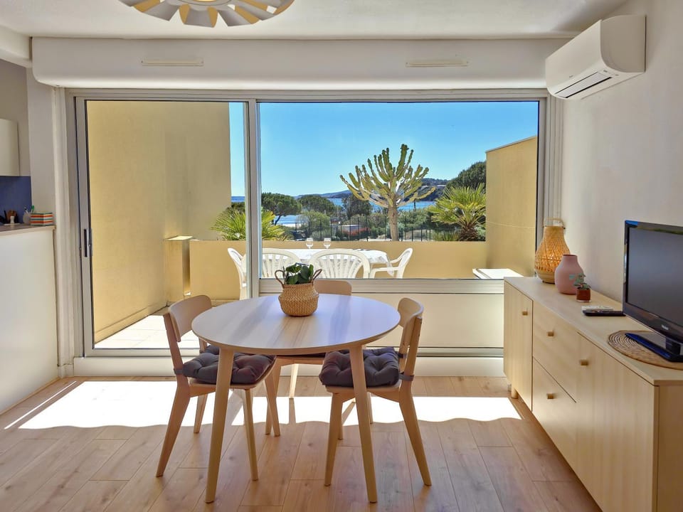 Communal lounge/ TV room, Sea view