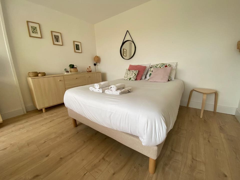 Bed, towels