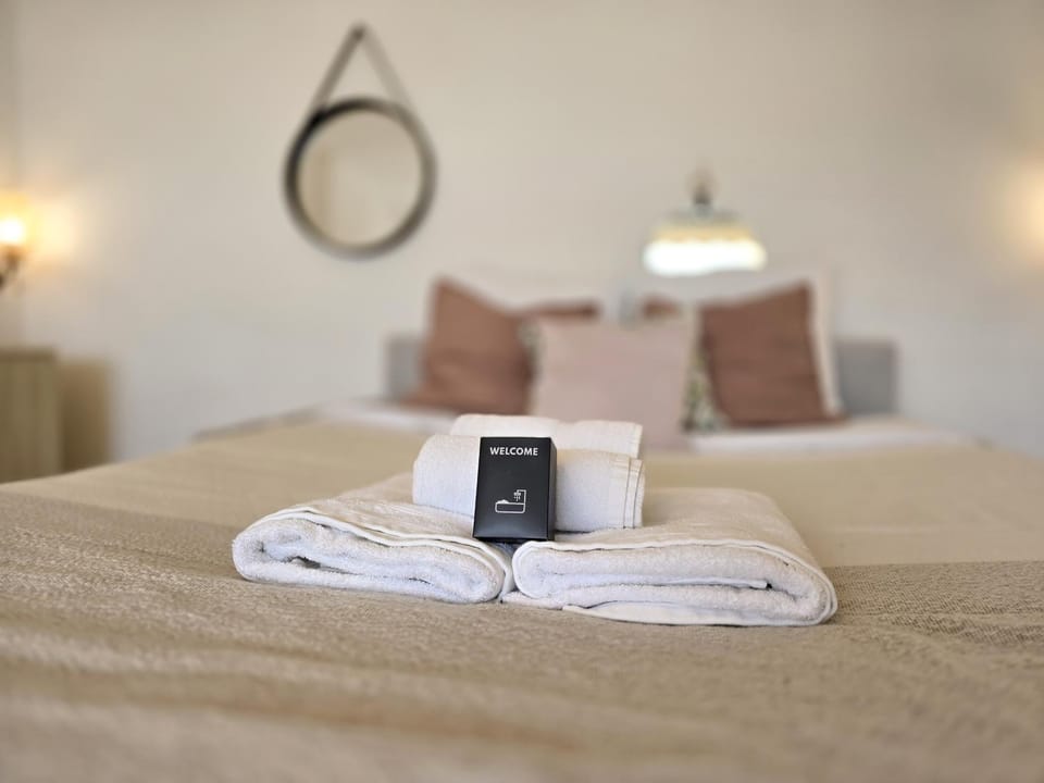 Bed, towels