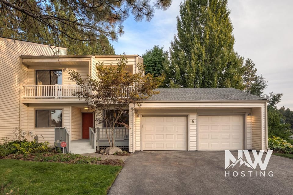 Twin Lakes Village 3-Story Townhouse Golf Views Steam Shower Wet Bar Game Room Pool House in Kootenai County