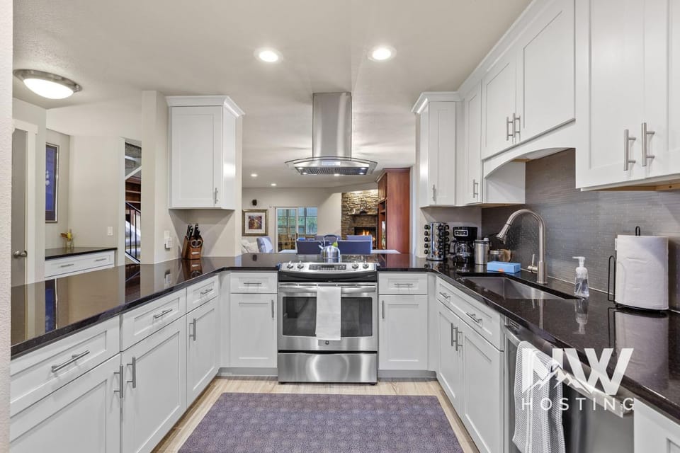 Twin Lakes Village 3-Story Townhouse Golf Views Steam Shower Wet Bar Game Room Pool House in Kootenai County