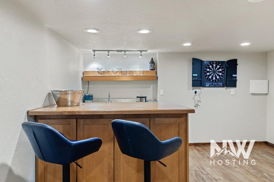 Twin Lakes Village 3-Story Townhouse Golf Views Steam Shower Wet Bar Game Room Pool House in Kootenai County