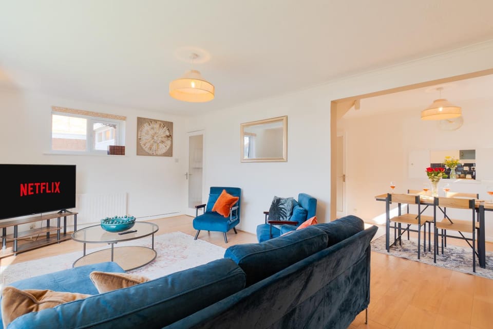 Communal lounge/ TV room, TV and multimedia, Living room, Seating area, Dining area, Evening entertainment
