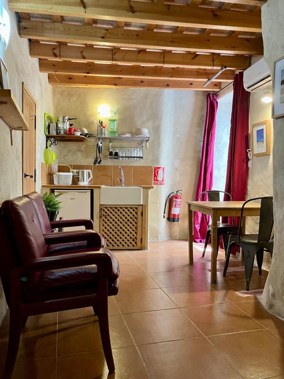 Kitchen or kitchenette, Photo of the whole room, Seating area, Dining area