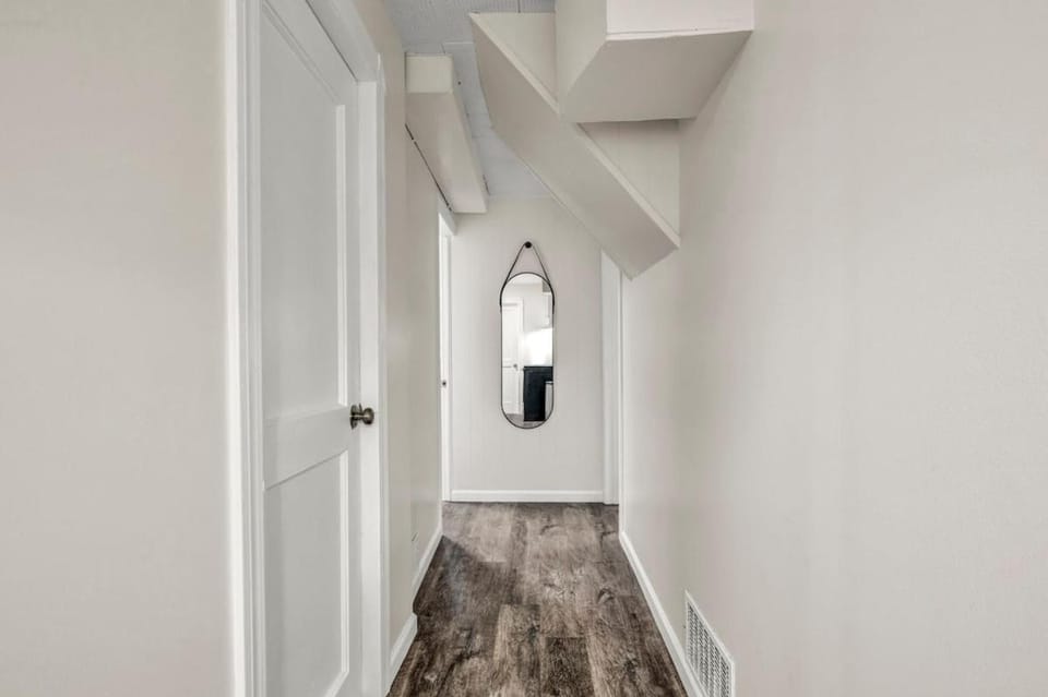 NEW Renovated Near CLE - King Bed, Metropark & Firepit House in Ohio