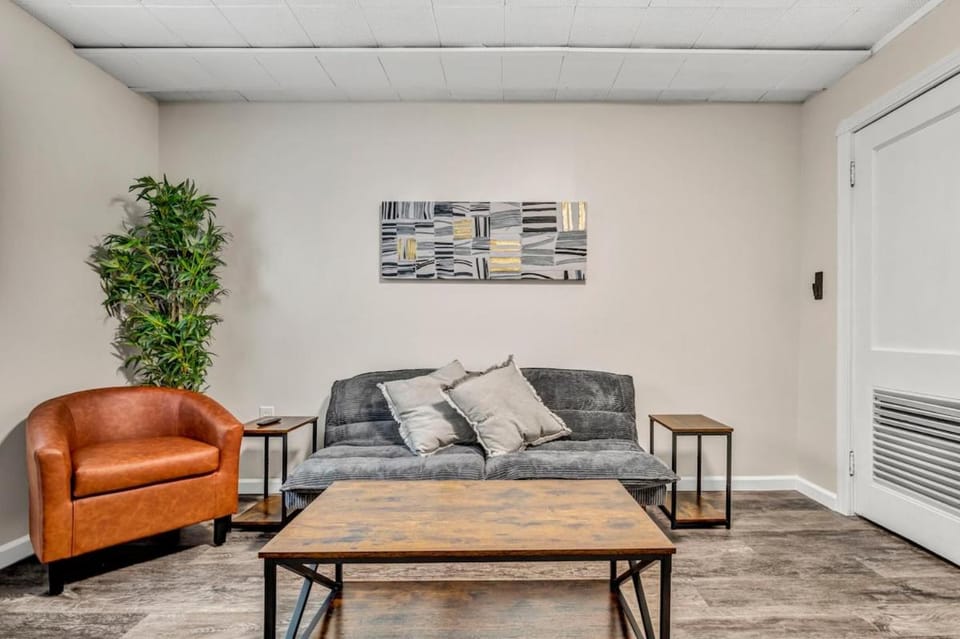 NEW Renovated Near CLE - King Bed, Metropark & Firepit House in Ohio