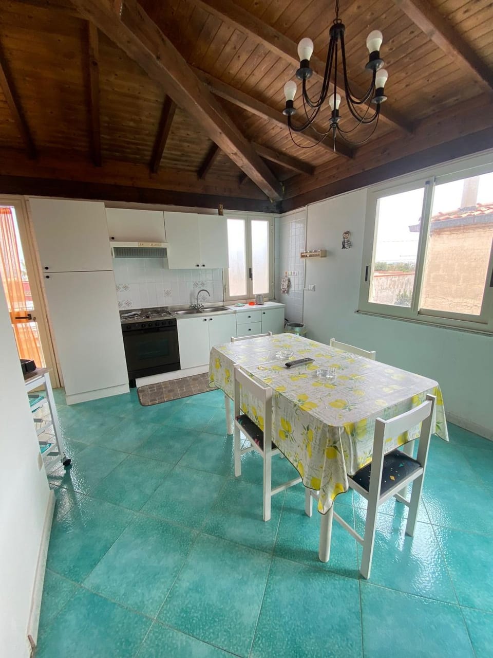 Kitchen or kitchenette, Dining area