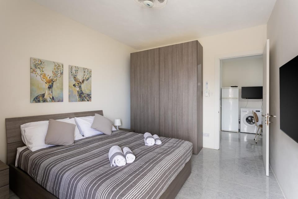 Bed, TV and multimedia, Bedroom, wardrobe, air conditioner