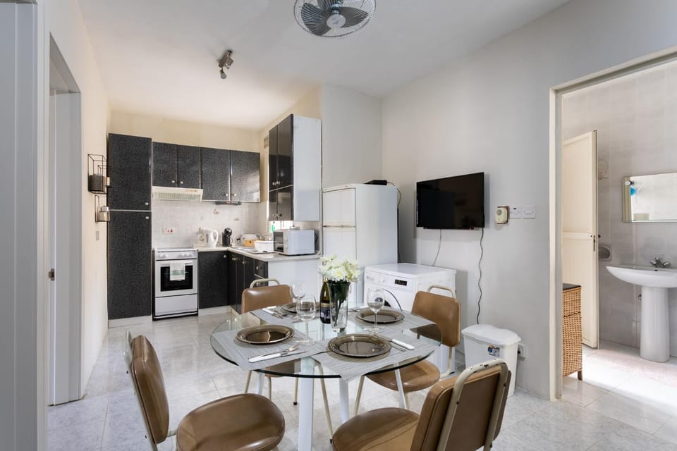 TV and multimedia, Coffee/tea facilities, Dining area, microwave, oven, stove, washing machine
