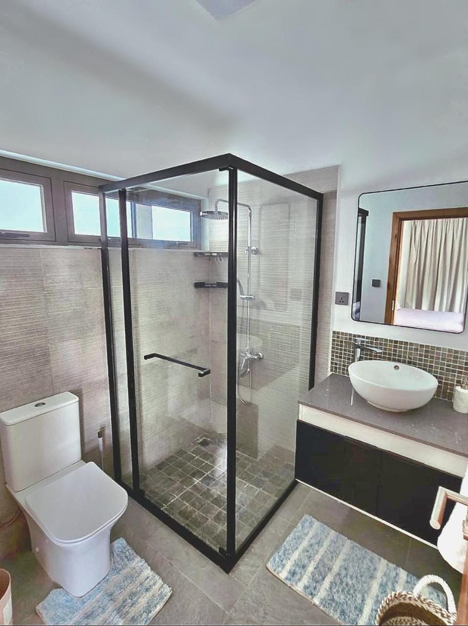 Shower, Toilet, Property building, Bathroom, Swimming pool, Alcoholic drinks, Open Air Bath, towels, towels, VIP