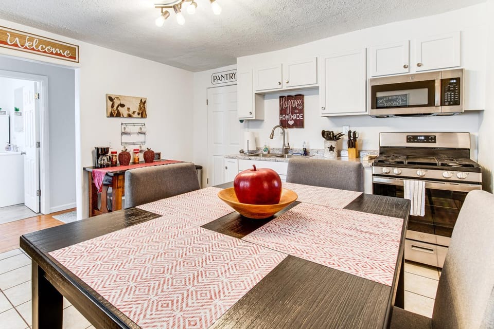 Mins to Local Attractions: Pet Friendly w/ Yard! House in Illinois